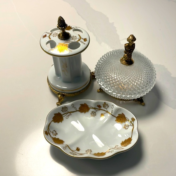 Stylebuilt Vintage powder room set: Matson 
Ormolu
Chalkware
Victorian - Picture 1 of 9